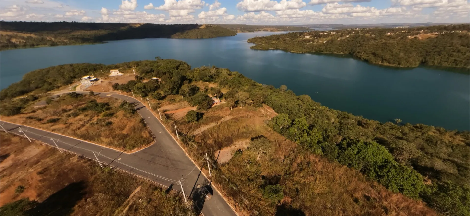 Panorâmica das alamedas com vista para o lago